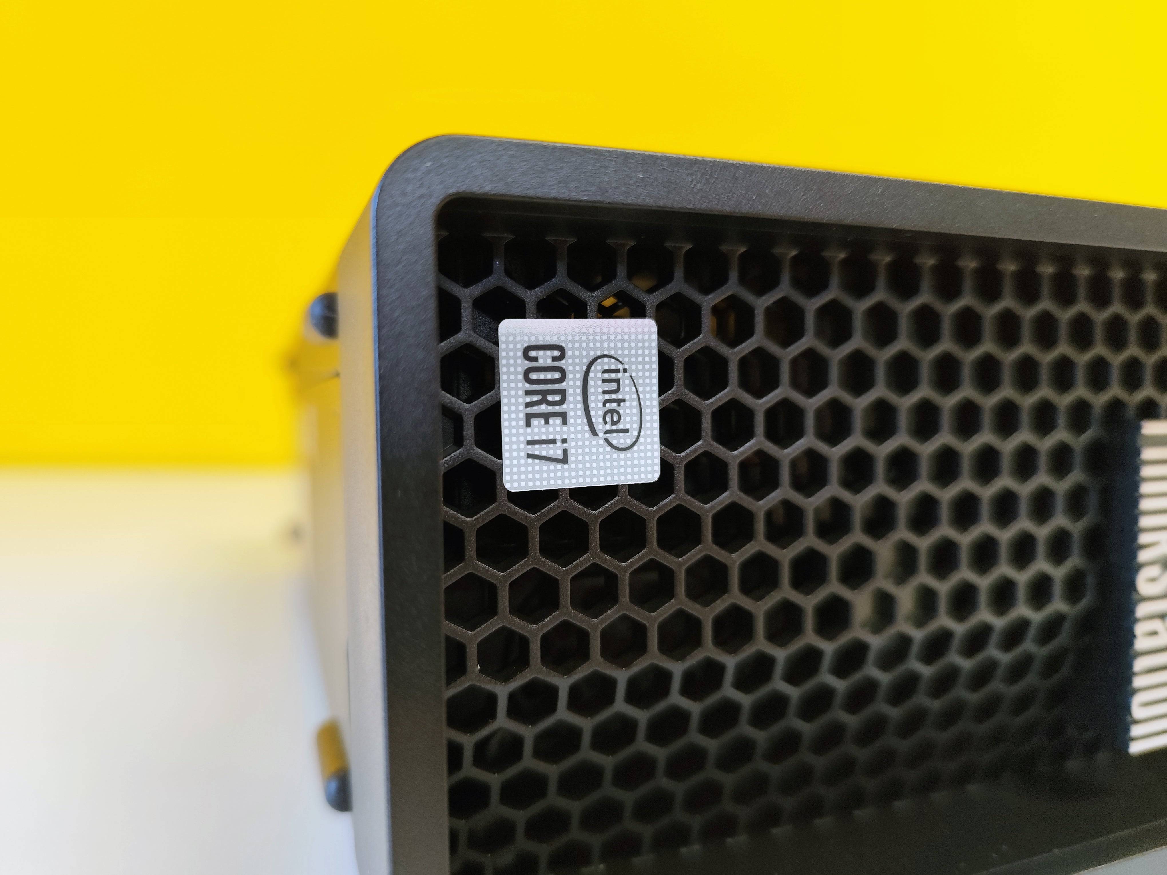 Dettaglio della griglia frontale del Lenovo ThinkStation P340 con logo Intel Core i7, simbolo di potenza e velocità. Dettaglio della griglia frontale del Lenovo ThinkStation P340 con logo Intel Core i7, simbolo di potenza e velocità.